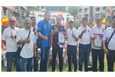 Penyelia sektor Damansara Damai, Sarjan Mohd Azrul Azizi (empat dari kiri) menerima penghargaan dari penganjur program di Apartmen Idaman pada Ahad.