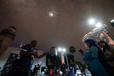 Keadaan orang ramai memenuhi persekitaran Planetarium Negara bagi pencerapan gerhana bulan malam tadi. - Foto: Bernama