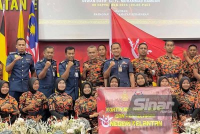 Farhan Sufyan (tiga,kiri) bersama kontinjen kadet bomba semasa merasmikan Majlis Perhimpunan Kali Ke-5 Tahun 2025 di JBPM Kelantan Tunjung di Kota Bharu pada Isnin. FOTO: SINAR HARIAN/HAZELEN LIANA KAMARUDIN