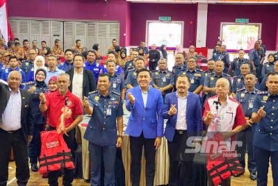 Farhan Sufyan (depan, tiga dari kiri) semasa merasmikan Majlis Perhimpunan Kali Ke-5 Tahun 2025 di JBPM Kelantan Tunjung di Kota Bharu pada Isnin. FOTO: SINAR HARIAN/HAZELEN LIANA KAMARUDIN