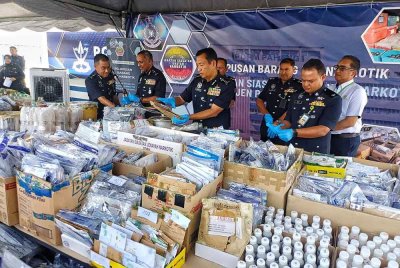 Yahaya (empat dari kanan) melihat salah satu daripada 2,656 barang kes yang selesai perbicaraan di mahkamah sejak tahun 2011 hingga 2025 untuk dilupuskan. Foto: Sinar Harian