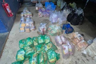 PGA merampas makanan sejuk beku jenis sosej, beras putih dan beras pulut dalam serbuan di hadapan lot kedai Jalan Banggol Kulim, Rantau Panjang pada Ahad. FOTO: PGA