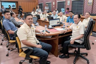 Ahmad Maslan (dua dari kanan) bergambar sebelum mempengerusikan Taklimat Bencana Gempa Bumi Daerah Segamat di Pejabat JKR Daerah Segamat hari ini. - Foto: Bernama