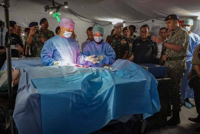 Mohamed Khaled melihat demonstrasi pemberian rawatan kepada anggota tentera semasa melakukan lawatan kerja ke Markas Pemerintahan Medan Barat Tentera Darat di Kem Perdana Sungai Besi hari ini. - Foto: Bernama