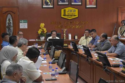 Ahmad (depan) pada sesi Taklimat Bencana Gempa Bumi dan Lawatan Kesan Gegaran di Pejabat JKR Segamat, pada Isnin.