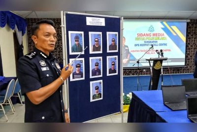 Dzulkhairi menunjukkan gambar sebahagian ahli kumpulan sindiket itu yang berjaya dicekup dalam Op Merpati.