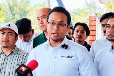 Mohamad Shahrul (depan, tengah) ketika ditemui pemberita selepas membuat laporan di IPD Shah Alam pada Isnin.