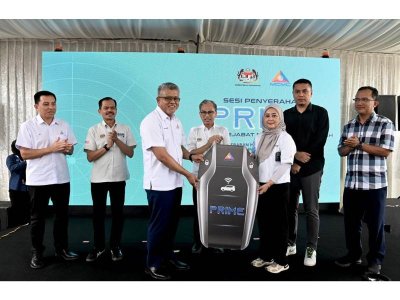  Menteri Komunikasi, Datuk Fahmi Fadzil (tengah) menyaksikan simbolik penyerahan kunci Sistem Komunikasi Radio dan Internet Bersepadu Bergerak (PRIME) peringkat negeri Sabah semperana sempena sambutan program Hari Bersama Komuniti (HBK) di Pusat Sebaran Maklumat Nasional (NADI), Kampung Sungai Imam, Tawau, Sabah, hari ini.