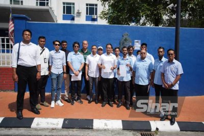 Bariqul (depan, empat dari kanan) mengetuai AMK membuat laporan polis di IPD Shah Alam pada Isnin. Foto Sinar Harian ROSLI TALIB
