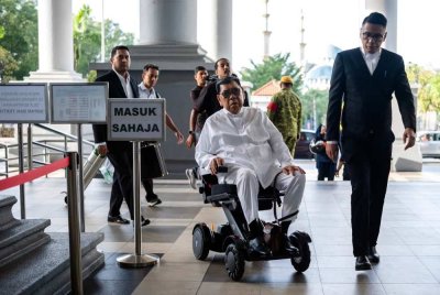 Abu Sahid didakwa di Mahkamah Sesyen Kuala Lumpur pada Isnin atas empat pertuduhan pecah amanah lebih RM313 juta dan 13 tuduhan pengubahan wang haram RM139.2 juta berhubung cadangan projek pembinaan lebuh raya MEX II. Foto Bernama