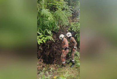 Anggota bomba menjalankan kerja menyelamat lelaki warga Myanmar yang terjatuh dalam lubang sedalam enam meter ketika melakukan kerja-kerja pembersihan berdekatan Simpang Tiga Sungai Lui, Jalan ke Kuala Klawang menghala ke Genting Peras pada Isnin. 