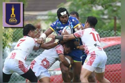 Tonggak import Perlis, Eliki Sigakeidara Qasenikoro cuba melepasi halangan pemain Kelantan dalam aksi Kumpulan A Ragbi Piala Agong di Kangar. Foto Perlis Rugby