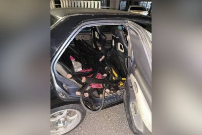 Polis menahan empat lelaki termasuk seorang remaja berusia 16 tahun selepas mengejar sebuah kereta disyaki terlibat dalam kes curi kabel di sekitar Majidee. Foto IPD JBS