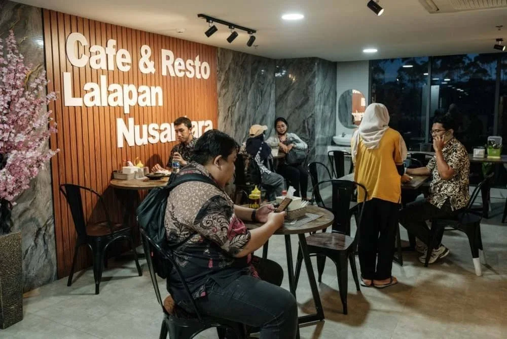 Sebuah kafe yang beroperasi di sebuah bangunan pangsapuri untuk penjawat awam. Foto AFP
