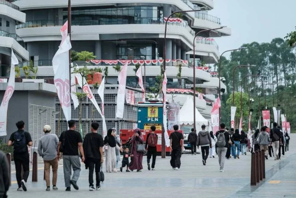 Kumpulan pelancong dan penjawat awam melalui pusat utama di IKN. Foto AFP