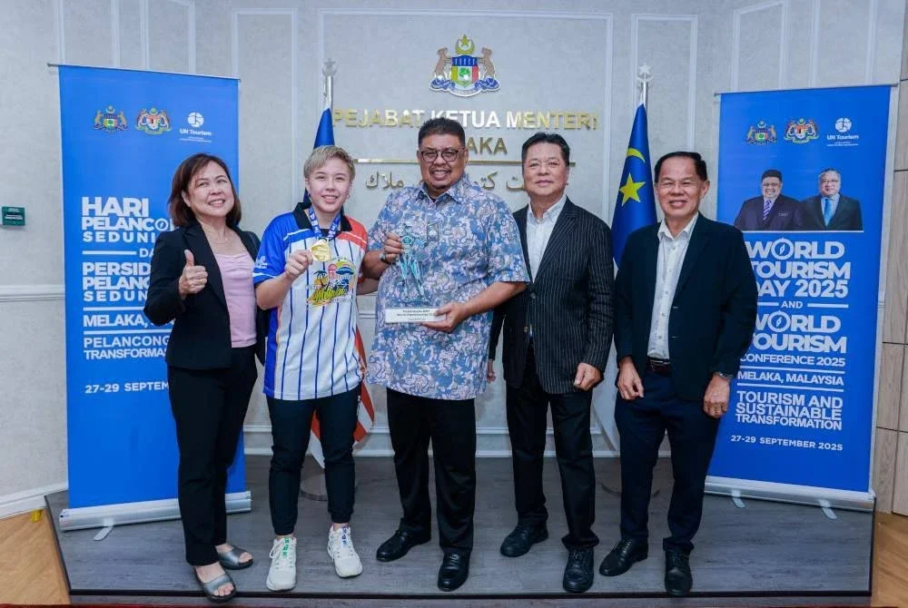 Ab Rauf meraikan Ee Wei (dua dari kiri) semasa kunjungan pemain itu ke Pejabat Ketua Menteri di Seri Negeri Ayer Keroh.