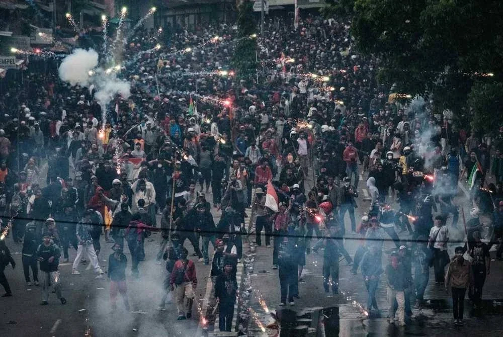 Di Indonesia heboh dengan protes rakyat terhadap kenaikan gaji dan elaun wakil rakyat mereka, tetapi protes itu datang bersama naratif yang mungkin tiada kaitan pun dengan cerita kenaikan gaji. Foto AFP