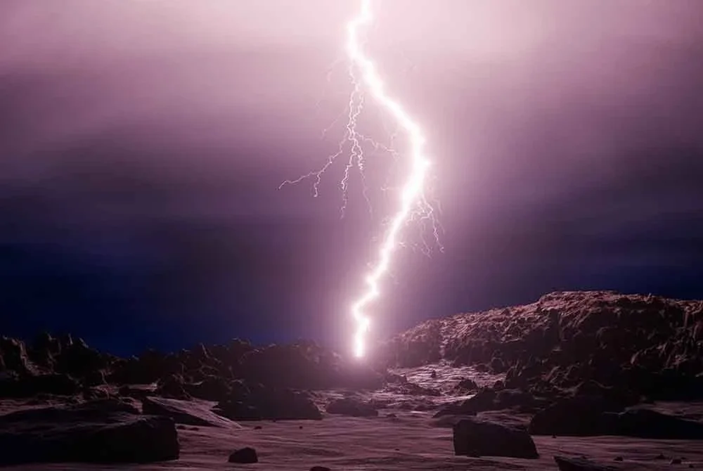 Tiga pendaki termasuk pasangan suami isteri maut akibat dipanah petir semasa mendaki Gunung Mittagsspitze di Tyrol, Austria. Gambar hiasan