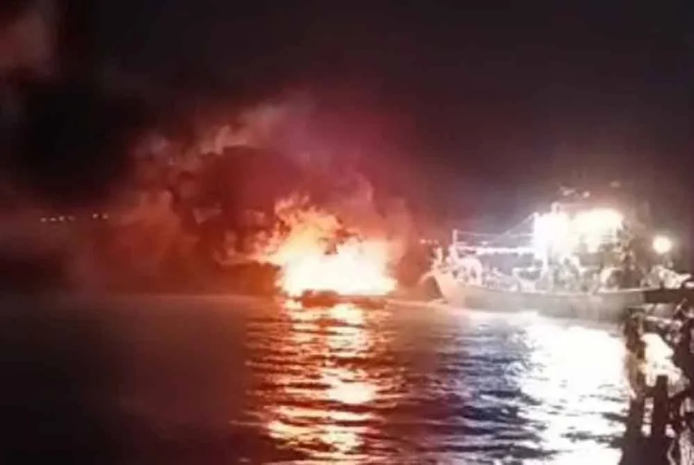 Operasi pemadaman bot pukat jerut diteruskan sebelum dikaramkan di perairan Pantai Remis di Lumut. Foto: ihsan Bomba Perak