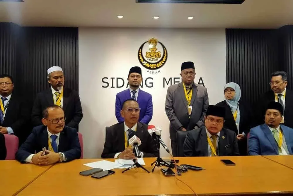 Zainol Fadzi (duduk, dua dari kiri) ketika sidang akhbar di Bilik Sidang Media DUN Perak pada Selasa.