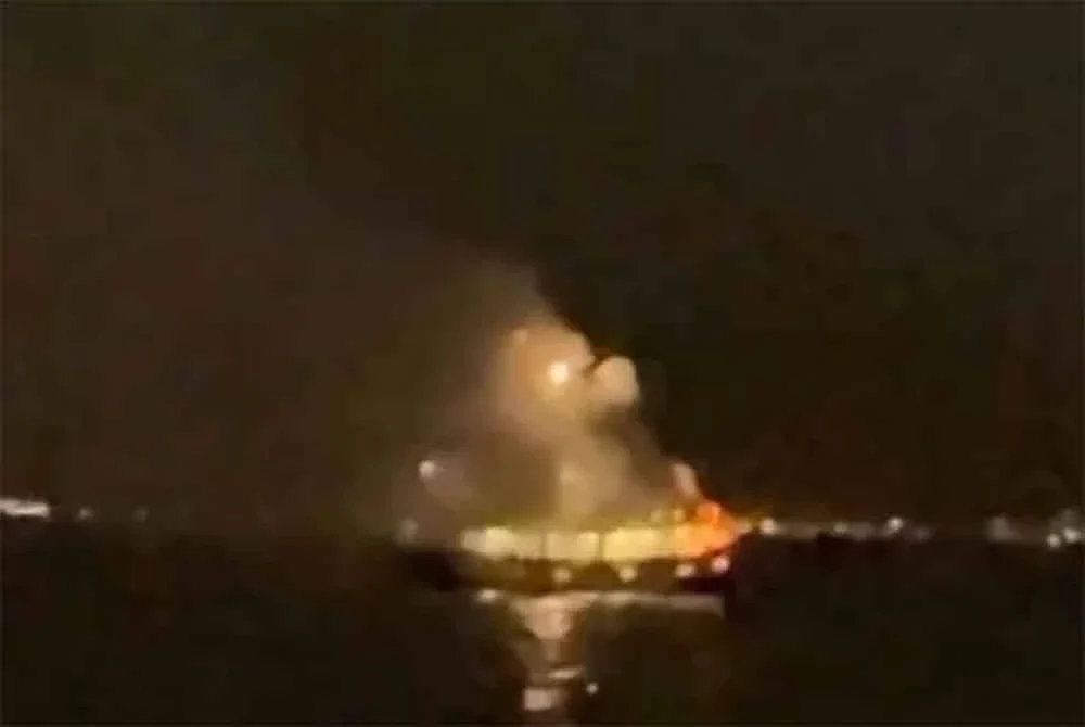 Keadaan kapal berkenaan yang didakwa terkena serangan dipercayai dron - Foto: Agensi