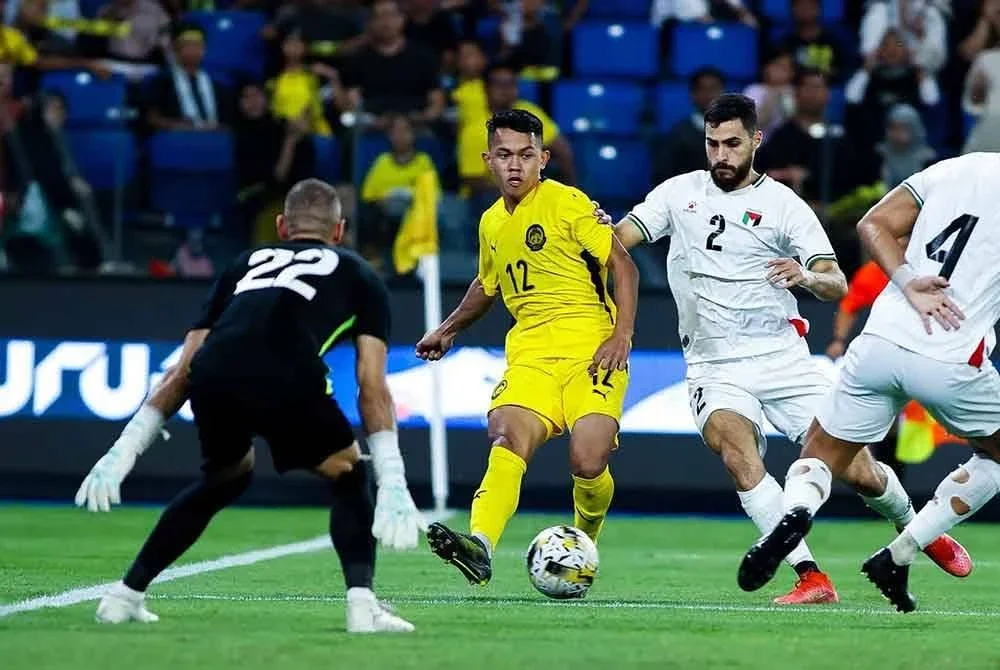 Pertahanan Palestin cuba mentmengrkang asakan daripada pemain Harimau Malaya, Arif Aiman Mohd Hanapi. - Foto: FB FAM