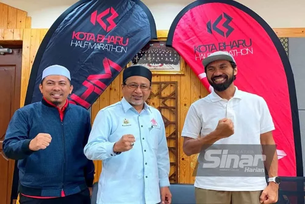 Zamakhshari (tengah) bersama Zat Asyraff (kanan) semasa sidang akhbar KB Halfmarathon 2025 di Kota Darulnaim, Kota Bharu pada Selasa. Foto SINAR HARIAN/HAZELEN LIANA KAMARUDIN