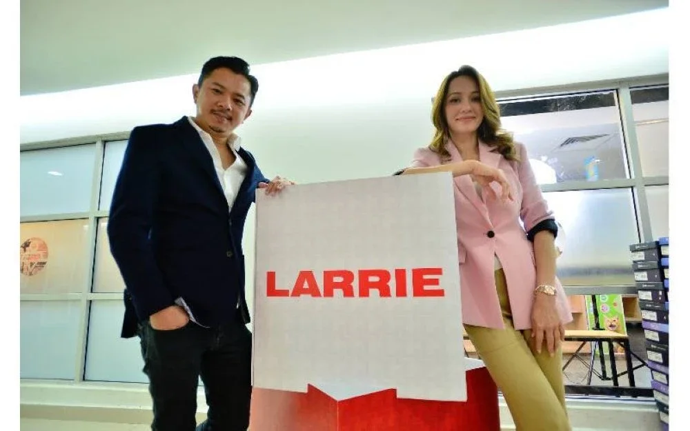 Chong (kiri) dan Nadia bergambar di reruai Larrie    sempena program Borak Bibir Merah yang diadakan di Dewan Karangkraf, di Shah Alam, baru-baru ini.