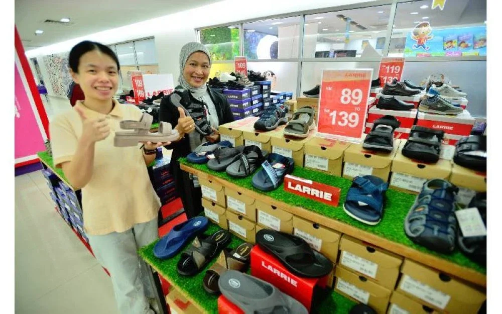 Harga kasut Larrie masih berpatutan iaitu bermula dari RM99 hingga RM169, bergantung pada rekaannya.