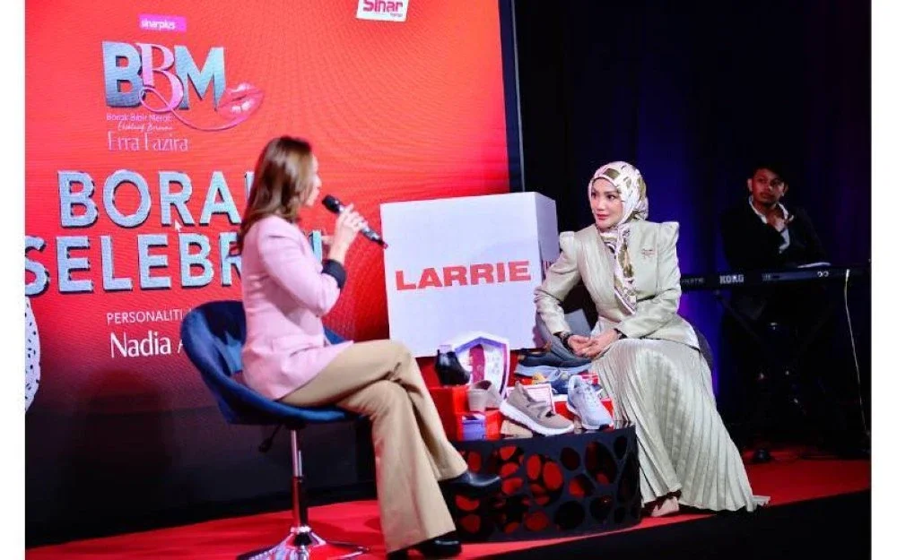 Nadia (kiri) bersama bersama hos Borak Bibir Merah, Erra Fazira pada sesi Borak Selebriti.