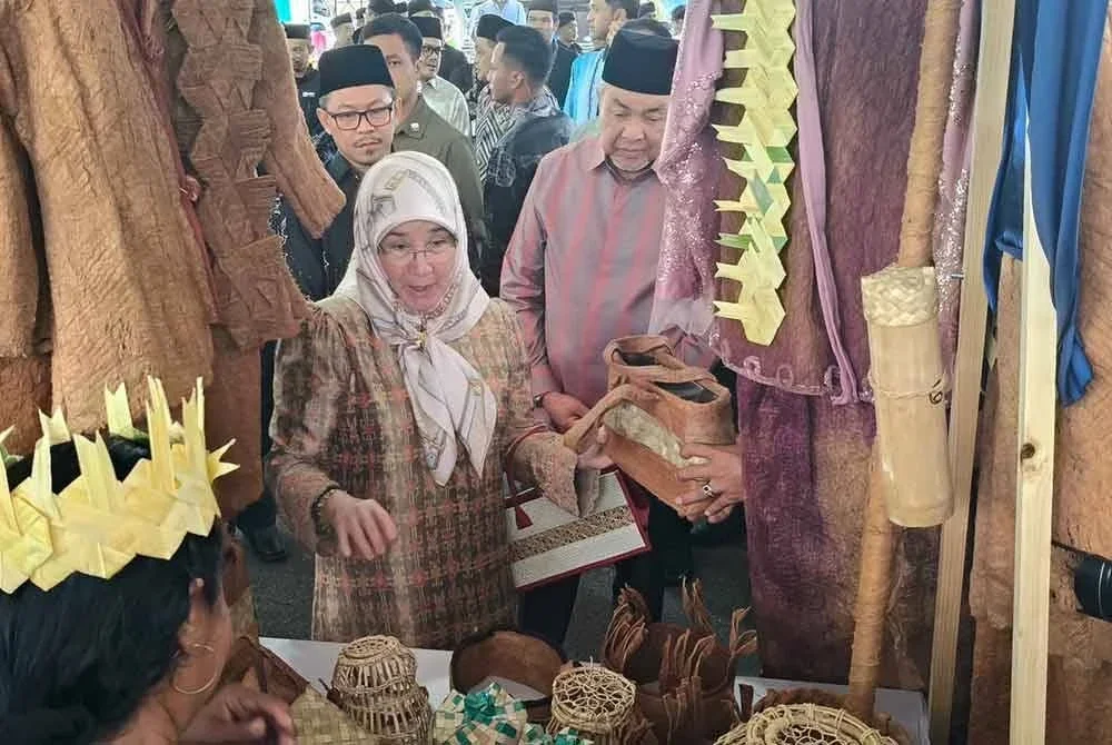Ahmad Zahid mengiringi Tunku Azizah Aminah Maimunah melawat gerai-gerai pameran yang disediakan.