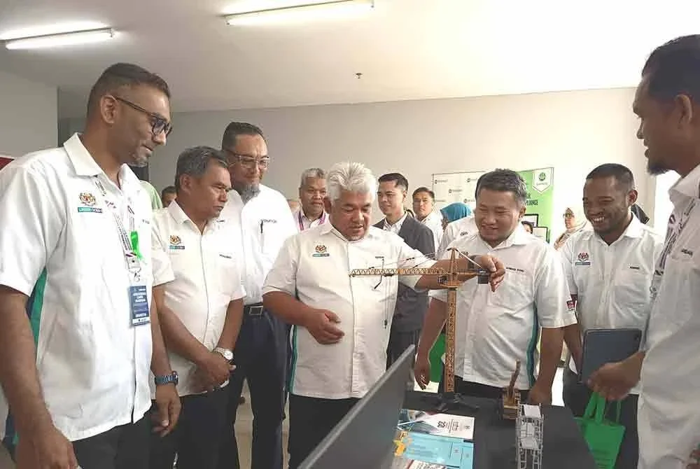Husdin (tengah) melawat pameran selepas menghadiri Program Jerayawara Garis Panduan Pentaksiran dan Pengurusan Risiko Psikososial di Tempat Kerja 2025 (Zon Pantai Timur) di Kuala Nerus.