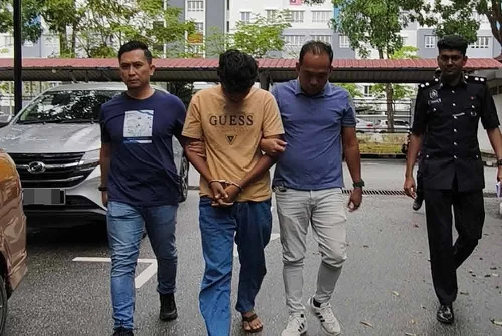 Muhammad Zulhakimi dibawa polis ketika hadir ke mahkamah