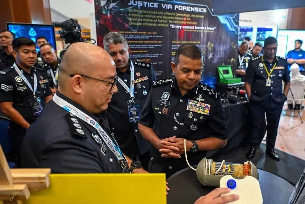 Ayob Khan (tengah) melawat reruai pada majlis Perasmian Pembukaan 6th National Forensic Science Symposium for Law Enforcement (NAFSLE) 2025 di Maktab Polis Diraja Malaysia Kuala Lumpur pada Selasa. Foto Bernama