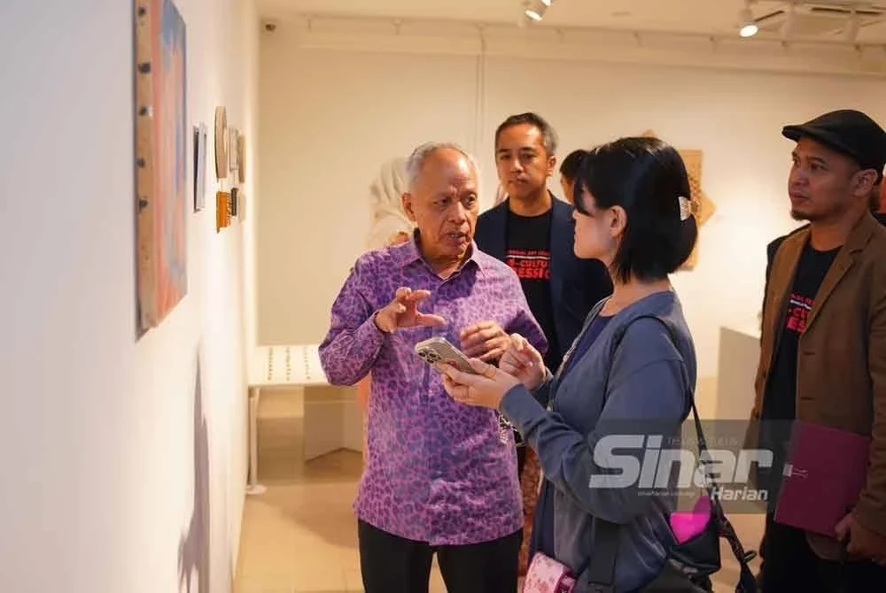 Muhammad Nasir melihat hasil seni dihasilkan pelajar di NUA. - Foto Sinar Harian oleh Mohd Halim Abdul Wahid