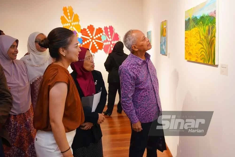 Muhammad Nasir melihat hasil seni dihasilkan pelajar di NUA. Foto SINAR HARIAN/MOHD HALIM ABDUL WAHID