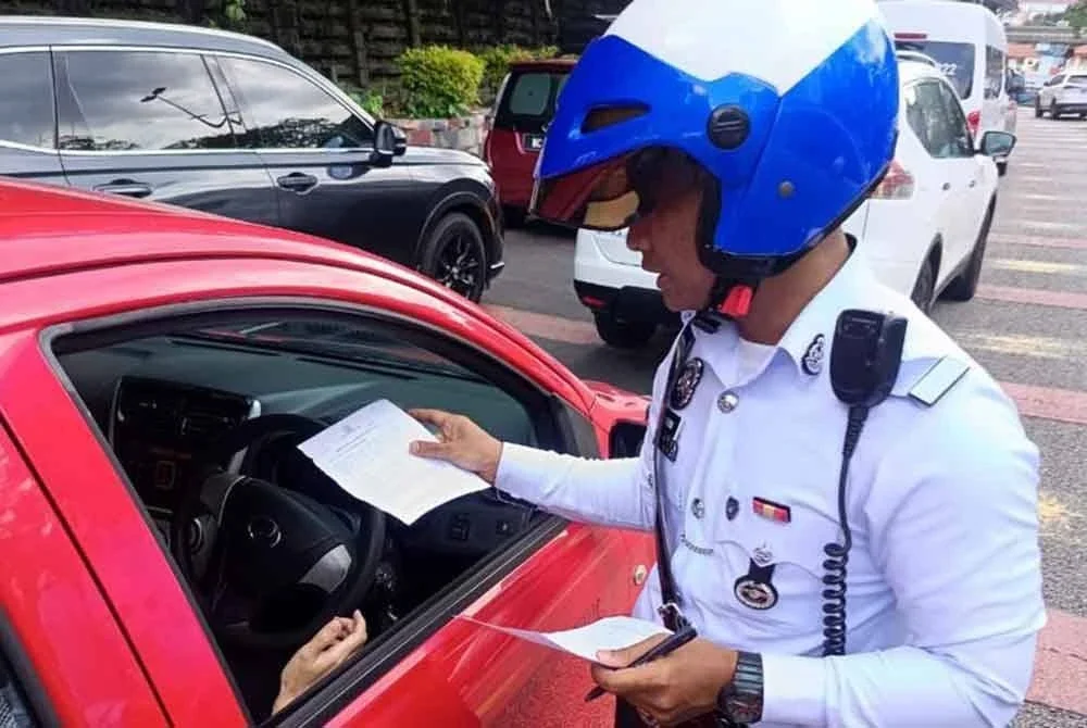 Anggota JSPT mengeluarkan notis advokasi kepada pemandu kenderaan.