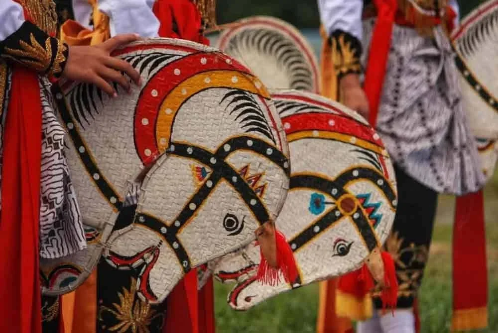 Kuda Kepang merupakan tradisi yang sinonim dengan masyarakat Jawa di Johor.