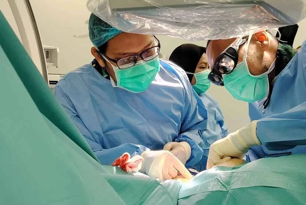 Pasukan kardiologi HoSZA diketuai Pakar Perunding Kardiologi (Pakar Pelawat) Hospital Sultanah Nur Zahirah (HSNZ), Dr Ahmad Wazi Ramli ketika menjalankan prosedur implan perentak jantung pertama di hospital berkenaan. Foto Facebook HoSZA