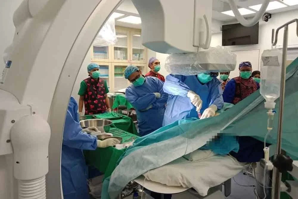 Kejayaan pasukan kardiologi HoSZA melaksanakan prosedur implan perentak jantung buat kali pertama melakar sejarah tersendiri dalam perkhidmatan rawatan jantung di Terengganu. Foto Facebook HoSZA