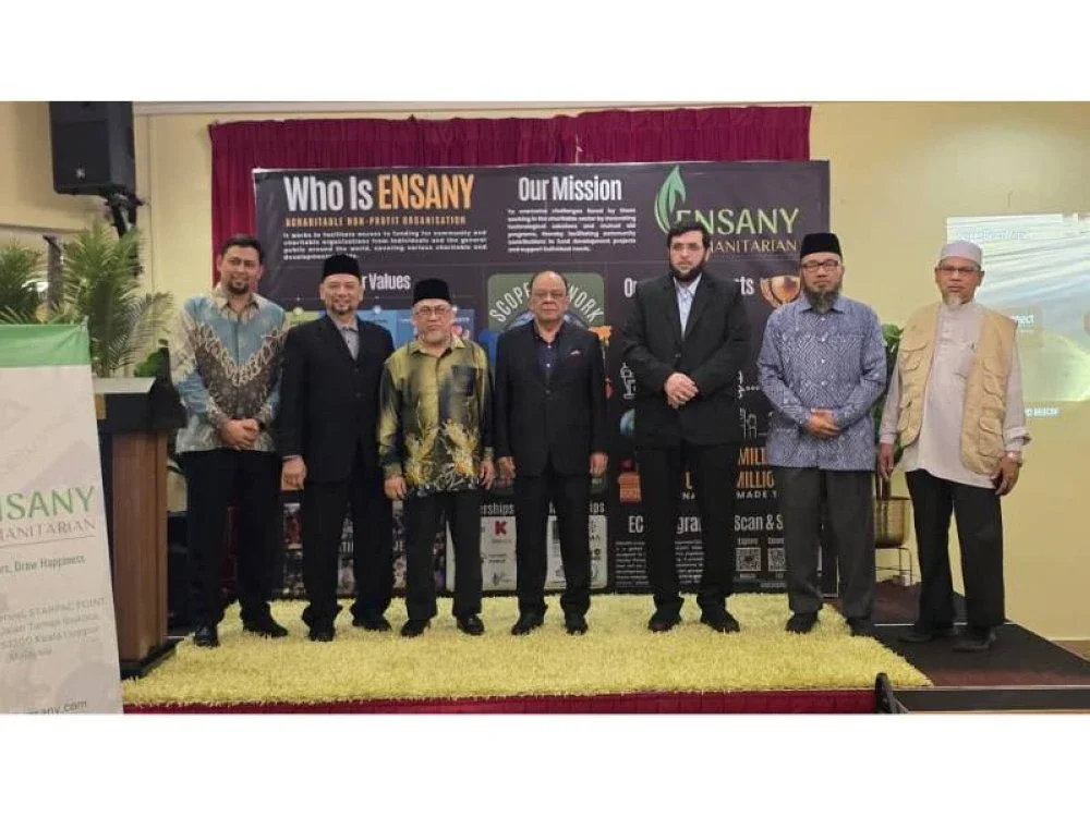 Pelancaran platform digital sumbangan dana, OrphanSociety itu disempurnakan Presiden Majlis Senator Malaysia, Datuk Seri Khairudin Samad (tengah).