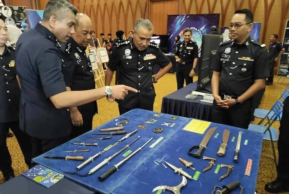 Adzli (dua kanan) semasa melawat pameran sempena Program Town Hall PDRM Kedah di Dewan Konvokesyen Universiti Antarabangsa Albukhary (AIU), Alor Setar pada Selasa.