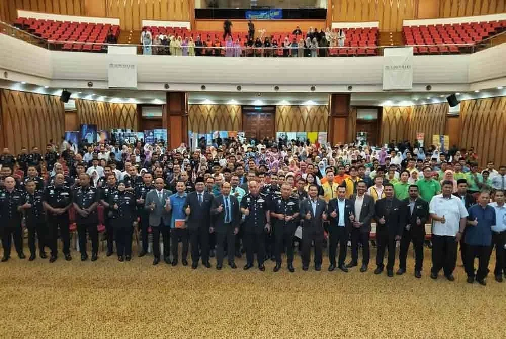 Peserta Program Town Hall PDRM Kedah bergambar bersama di Dewan Konvokesyen Universiti Antarabangsa Albukhary (AIU), Alor Setar pada Selasa.