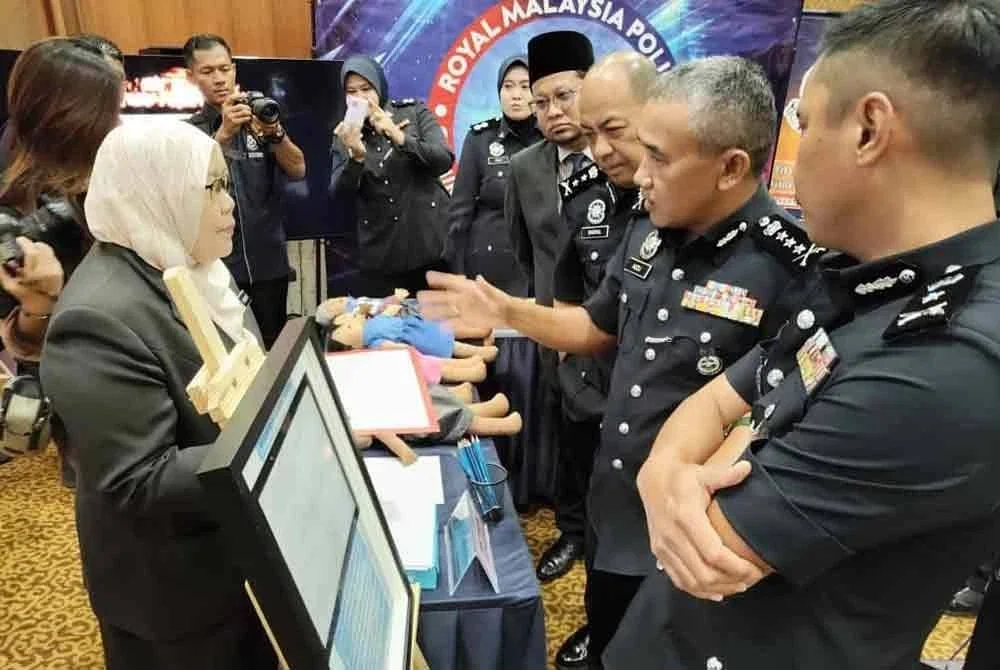 Adzli (dua dari kanan) melawat pameran yang disediakan di Program Town Hall Discussion Polis Diraja Malaysia (PDRM) Kedah di Dewan Konvokesyen Universiti Antarabangsa Albukhary (AIU) di Alor Setar pada Selasa.