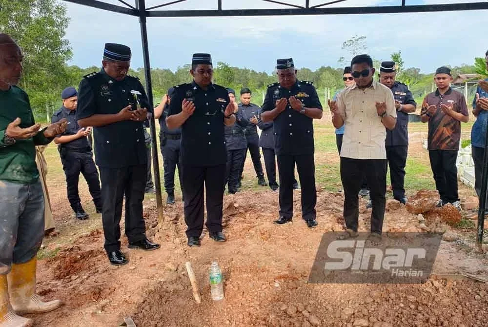 Maslan (tiga dari kanan) dan Mohd Ruslan(dua dari kiri) hadir pada majlis pengebumian jenazah kanak-kanak lemas terbabit - FOTO: SINAR HARIAN