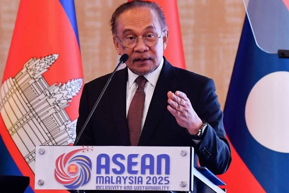 Anwar ketika berucap pada Mesyuarat Menteri-Menteri ASEAN Mengenai Jenayah Rentas Sempadan (AMMTC) ke-19, pada Selasa. Foto Bernama