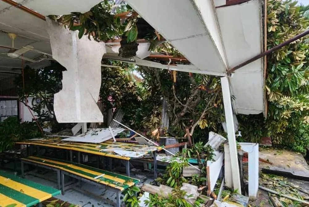 Sebatang pokok durian tumbang menghempap sebahagian struktur kantin Sekolah Kebangsaan (SK) Bukit Bangkong, Sungai Pelek, pada Selasa.