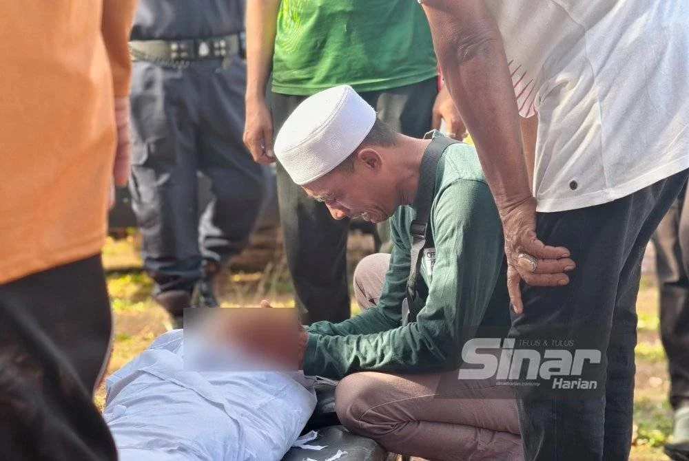 Ade tidak dapat membendung kesedihan melihat jenazah arwah buat kali terakhir.