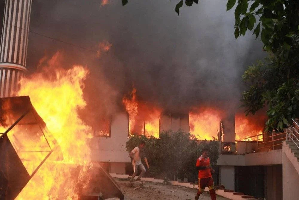 Kebanyakan bangunan awam dan rumah ahli politik menjadi sasaran arson. - Foto Agensi