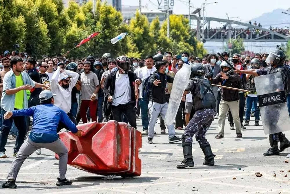 Rusuhan berlaku di Nepal hingga menyebabkan 19 orang terbunuh setakat ini. Foto: AFP